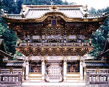 金色や、極彩色が施された東照宮陽明門を正面から写した写真