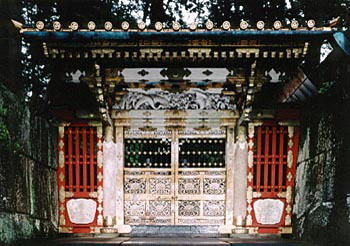 門の左右が朱色で格子状になっており、中央にある両開きの門が閉まっている状態の坂下門の写真