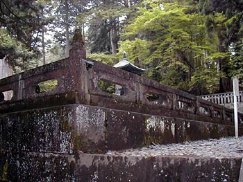 玉垣上部がくり抜かれたデザインになっている奥社石玉垣の写真