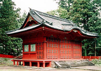 建物正面側に石階段が設置され、全体が朱色で入母屋造の御旅所本殿（おたびしょほんでん）の写真