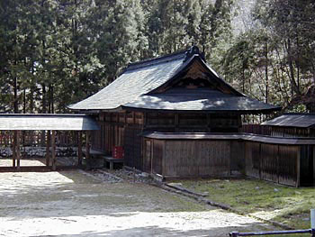 入母屋造の御旅所神饌所（おたびしょかみせんじょ）全体を写した写真