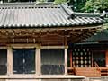 素木入母屋造の二荒山神社神輿舎を正面から写した写真