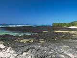 海岸付近に広がるゴツゴツした岩と、エメラルドグリーンの海が見えるガラパゴス諸島（エクアドル）の写真