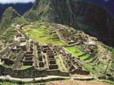 山の頂上に作られたペルーマチュピチュ遺跡の写真