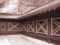 屋根付きの塀が写っている塀日光の社寺イメージ セピア色写真