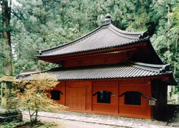 全体が朱色、重層宝形造りで、下層に黒い窓が設置されている開山堂（かいざんどう）の写真