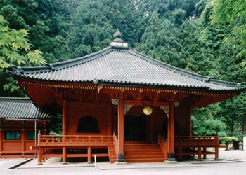 宝形造、全体が朱色、左側に渡り廊下が伸びている法華堂の写真