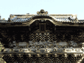 金色や、極彩色が施された東照宮陽明門上部をアップで写した写真