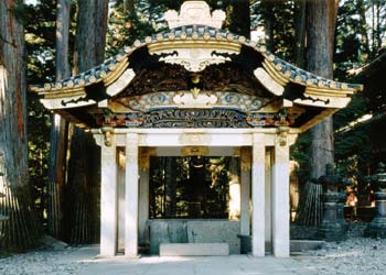 唐破風造で屋根を支える柱が四隅に設置され、屋根や柱の一部に金色の装飾がされている水屋の写真