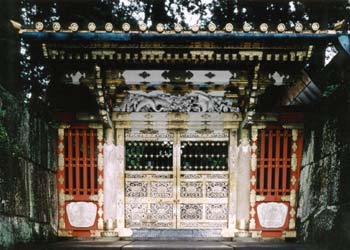 門の左右が朱色で格子状になっており、中央にある両開きの門が閉まっている状態の坂下門の写真