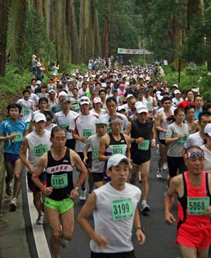 スタート地点から一斉に走り出しているランナー達の写真