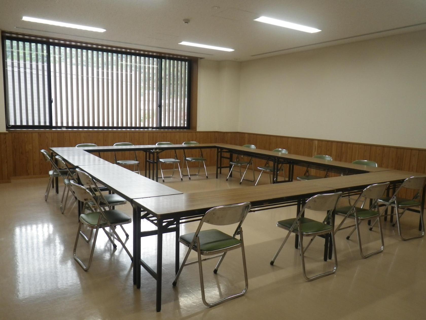 会議室（椅子・テーブル設置済）