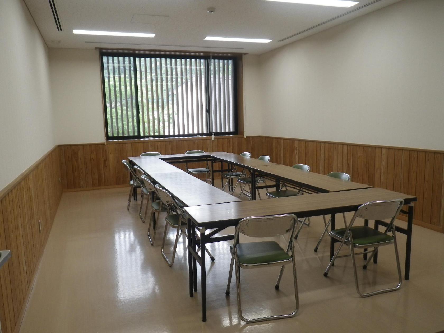 小会議室（机・いすは配置済）