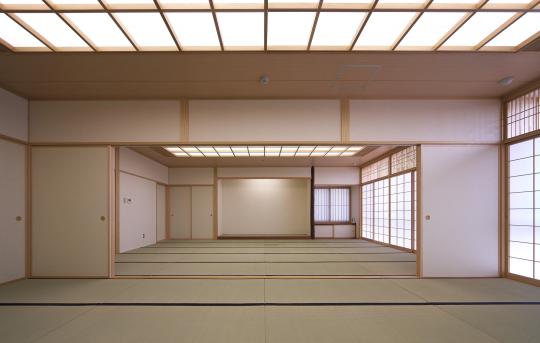真新しい畳と格子に和紙が貼られた天井と障子で明るさをましている和室の写真