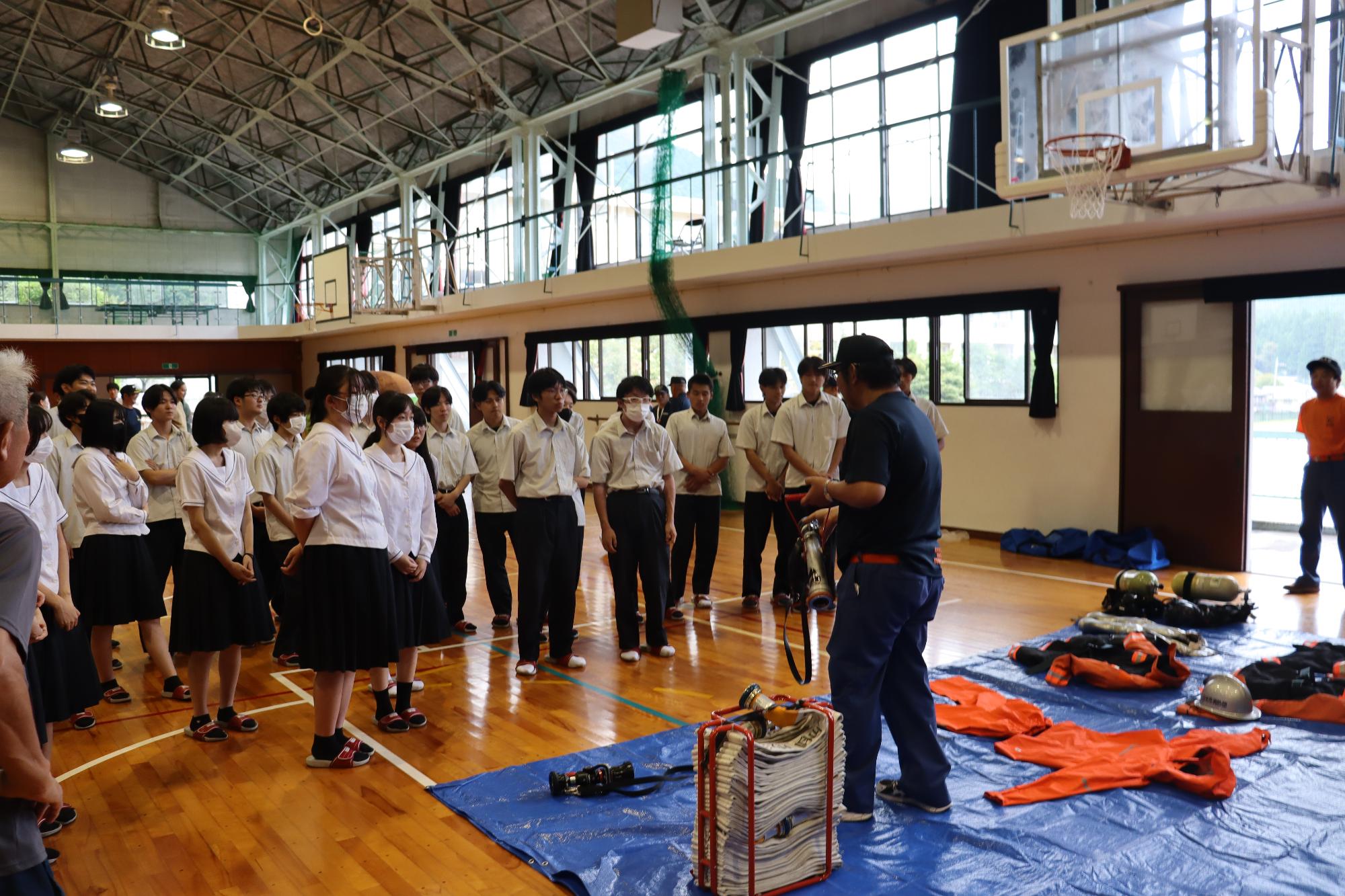 資機材の説明をしている消防団員