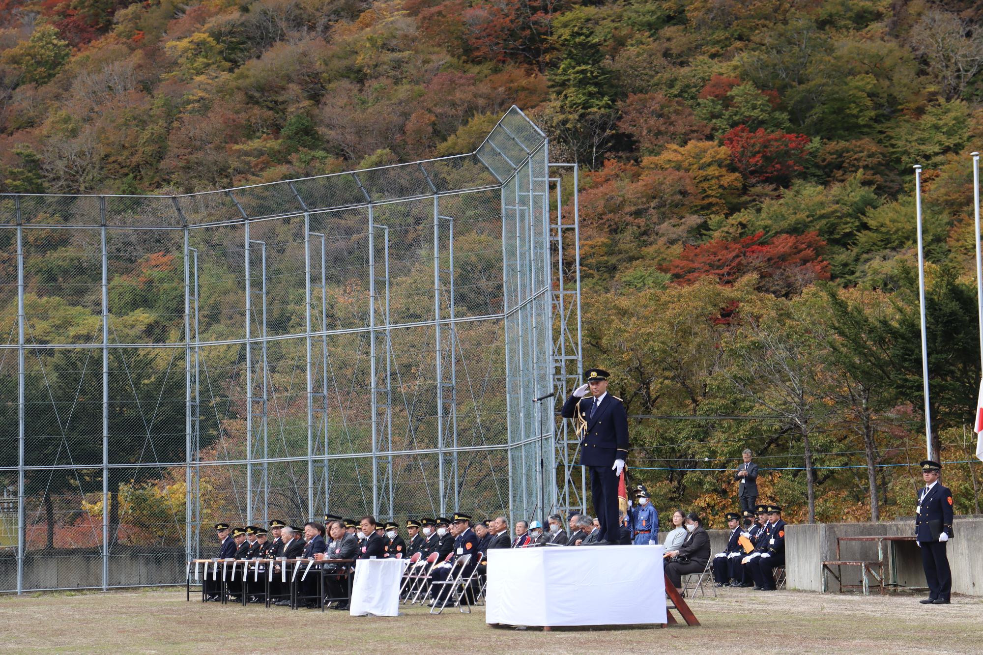 市長が報告を受けている様子