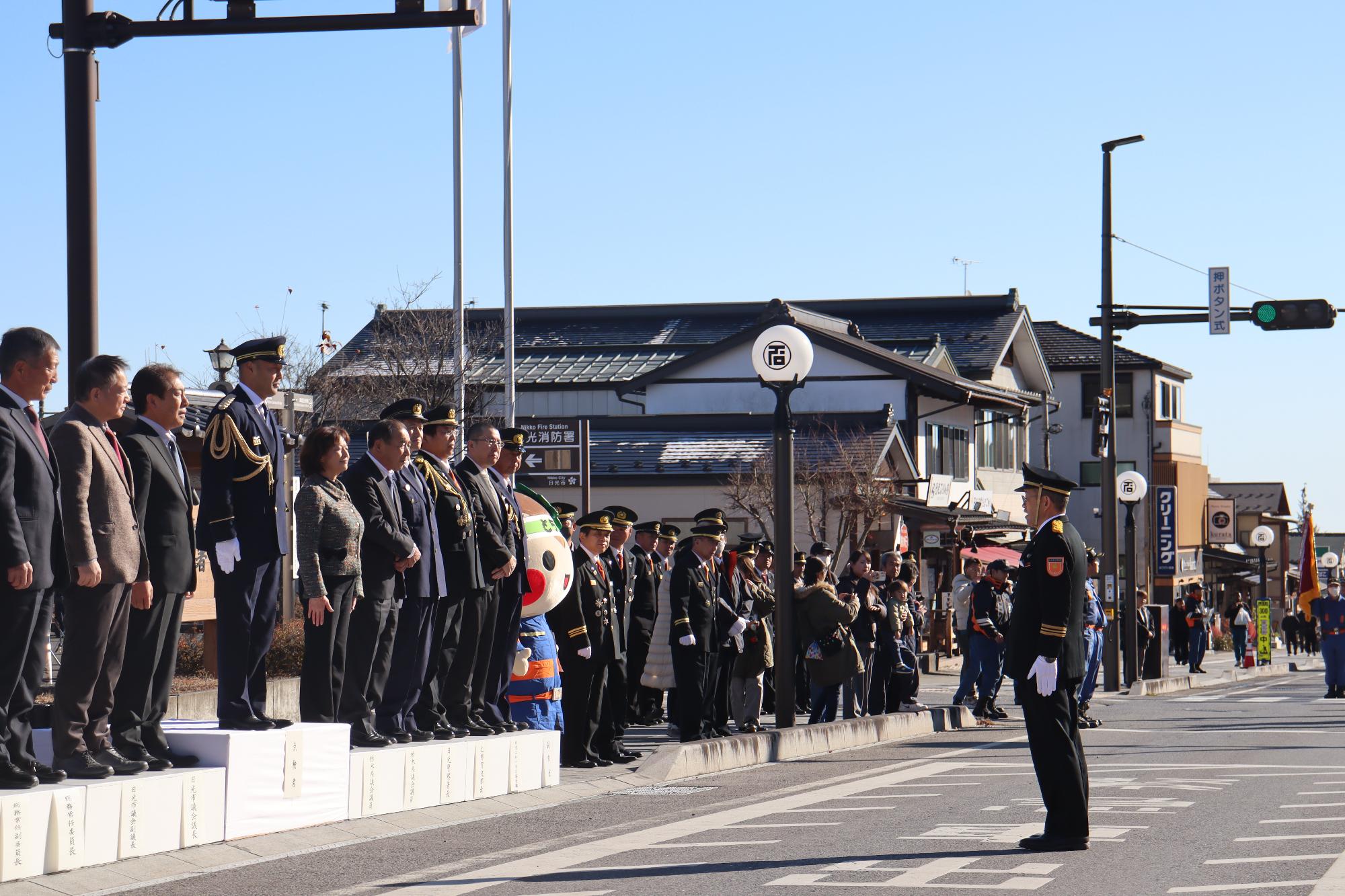 団長が市長へ報告している様子