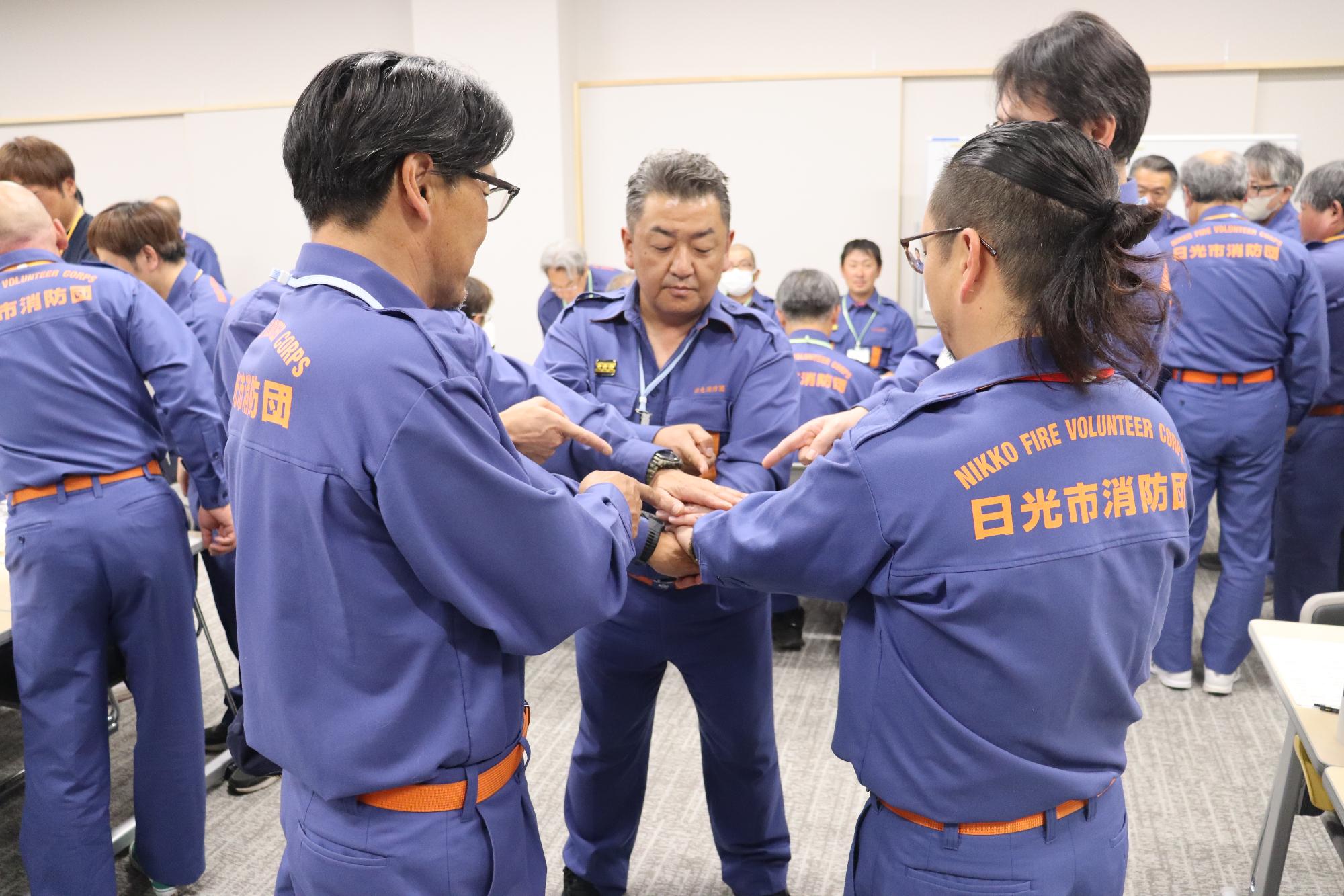 グループで指差し唱和している様子