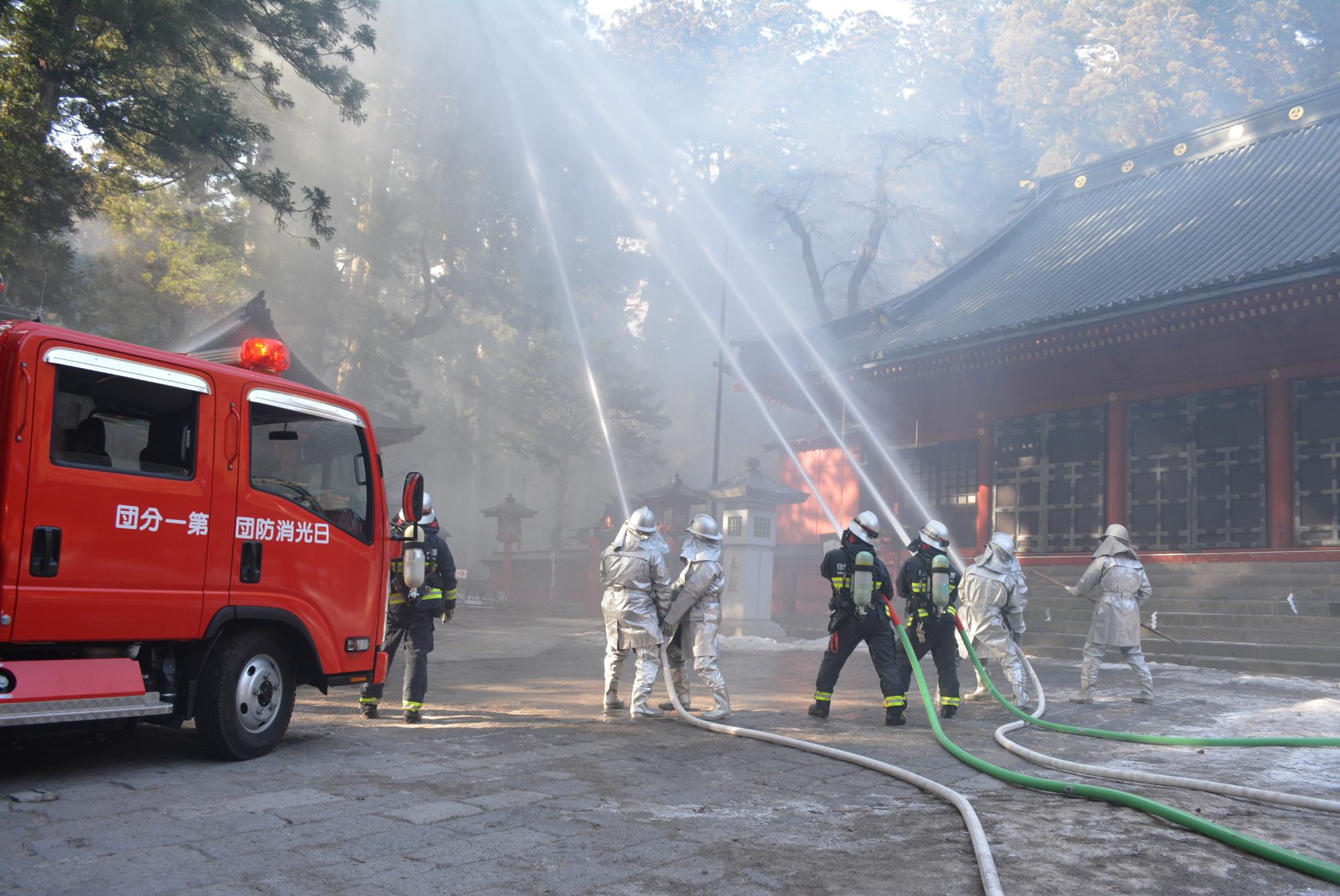 放水する消防団員