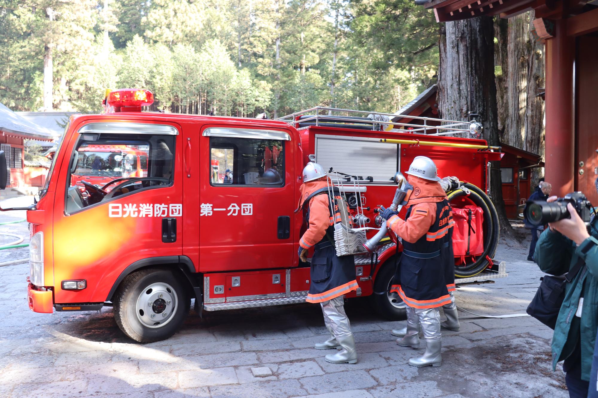 活動する消防団員