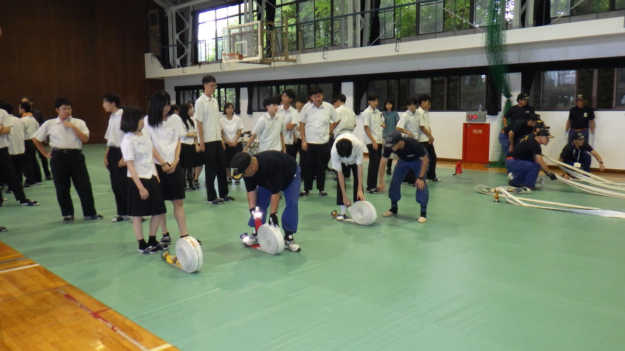 ホース展張要領を指導している消防団員