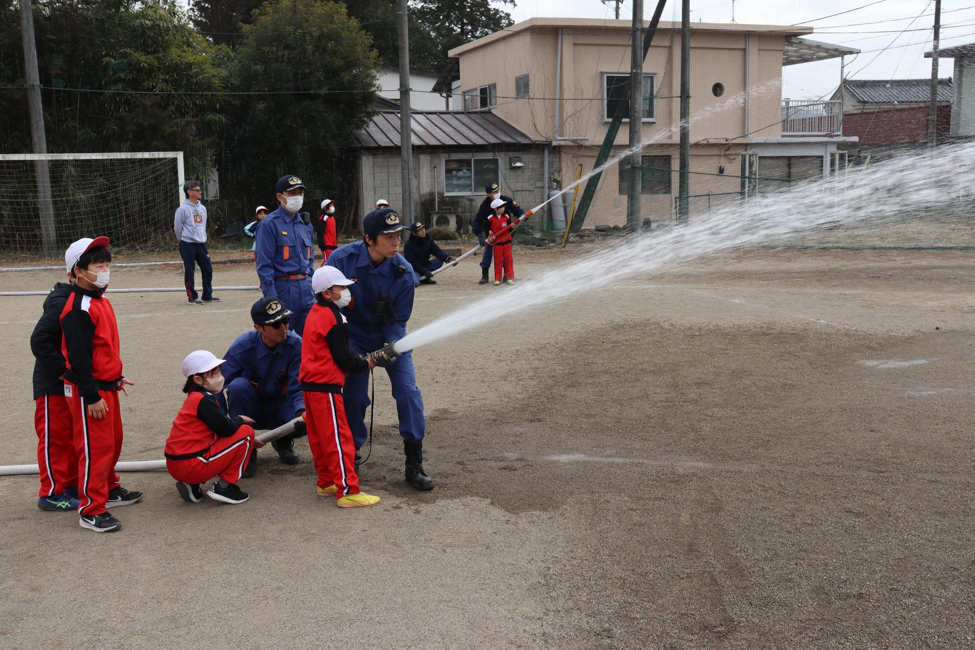 放水体験をする児童