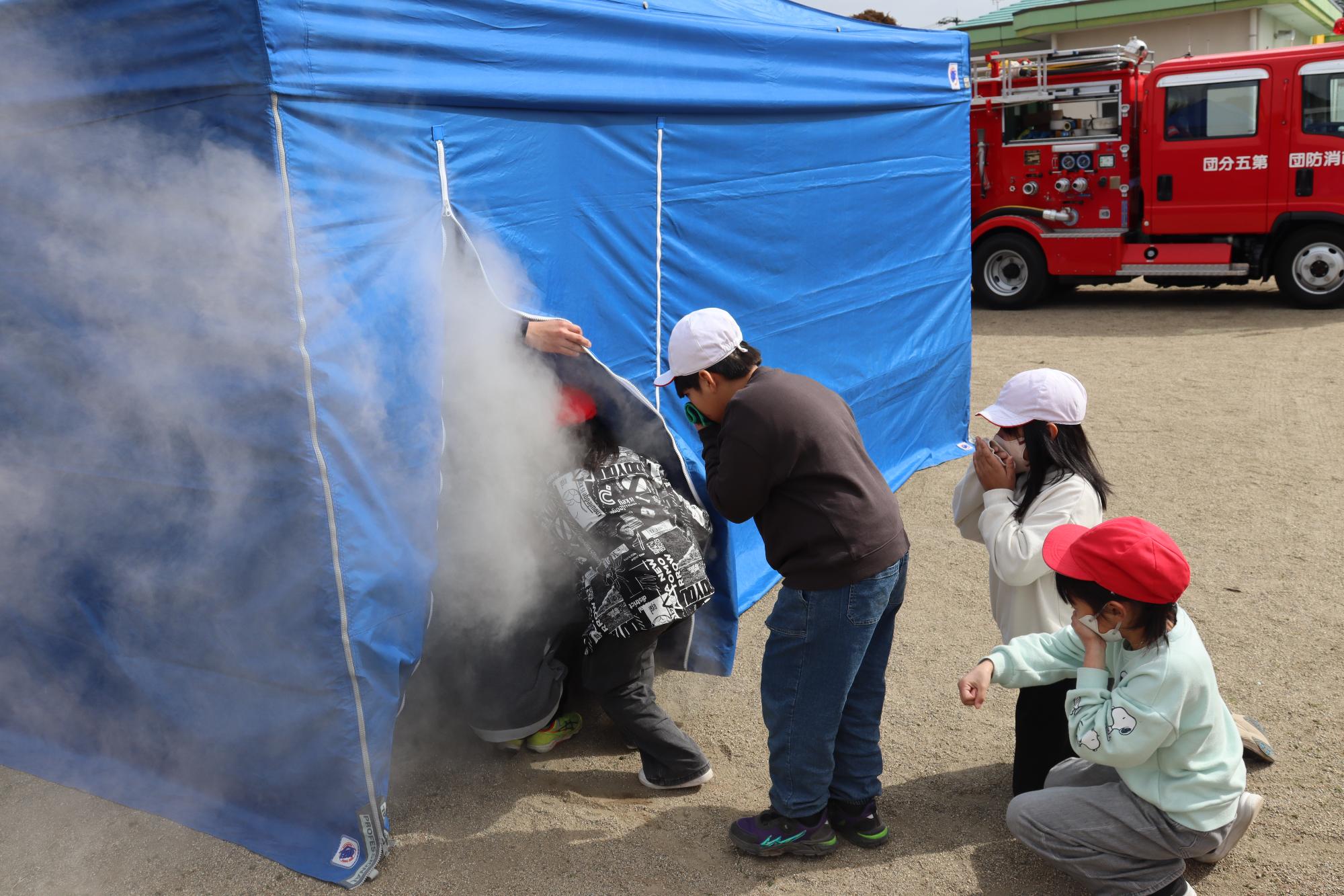 煙体験をする児童