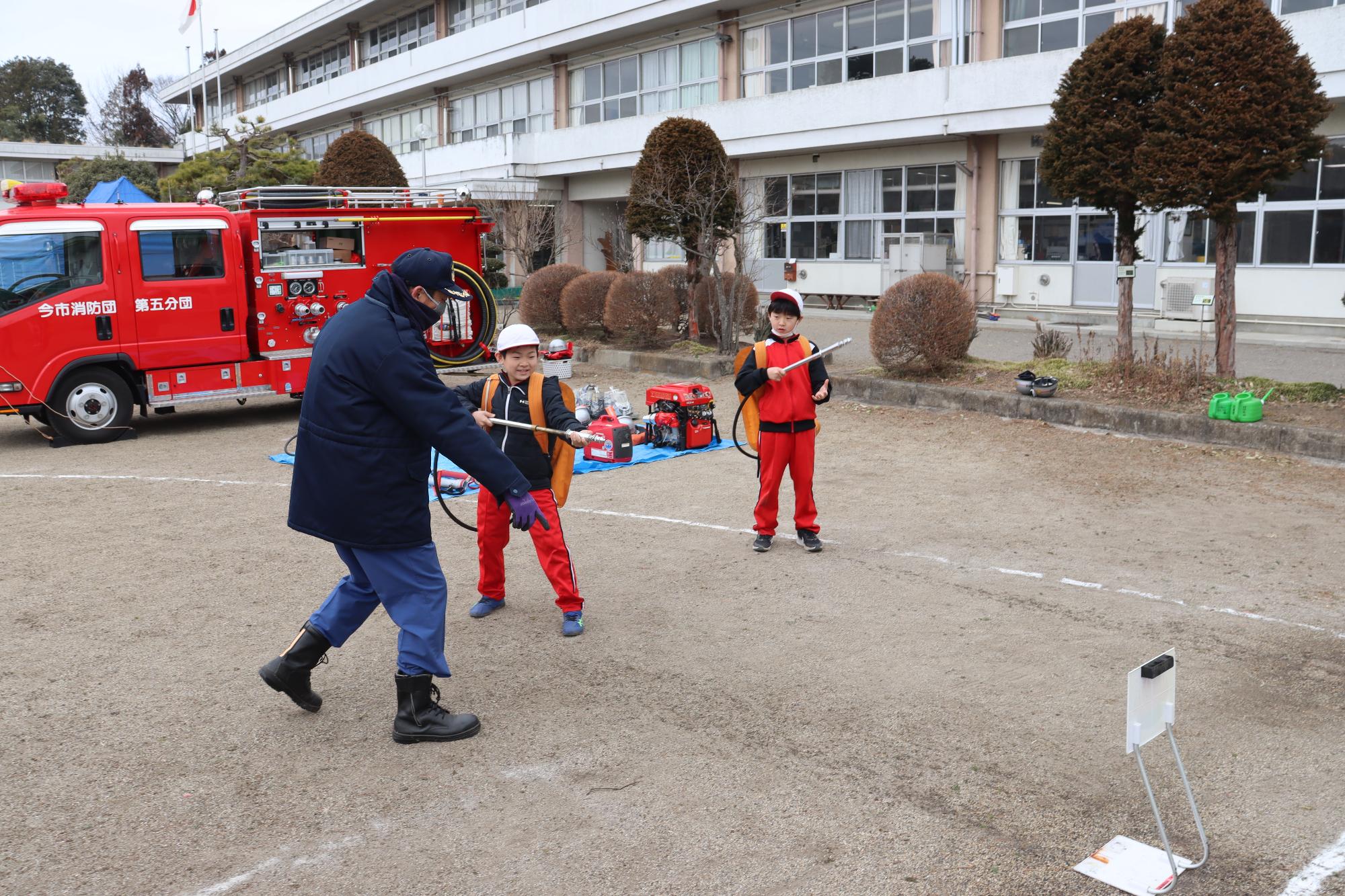 実際に資機材を装備する児童
