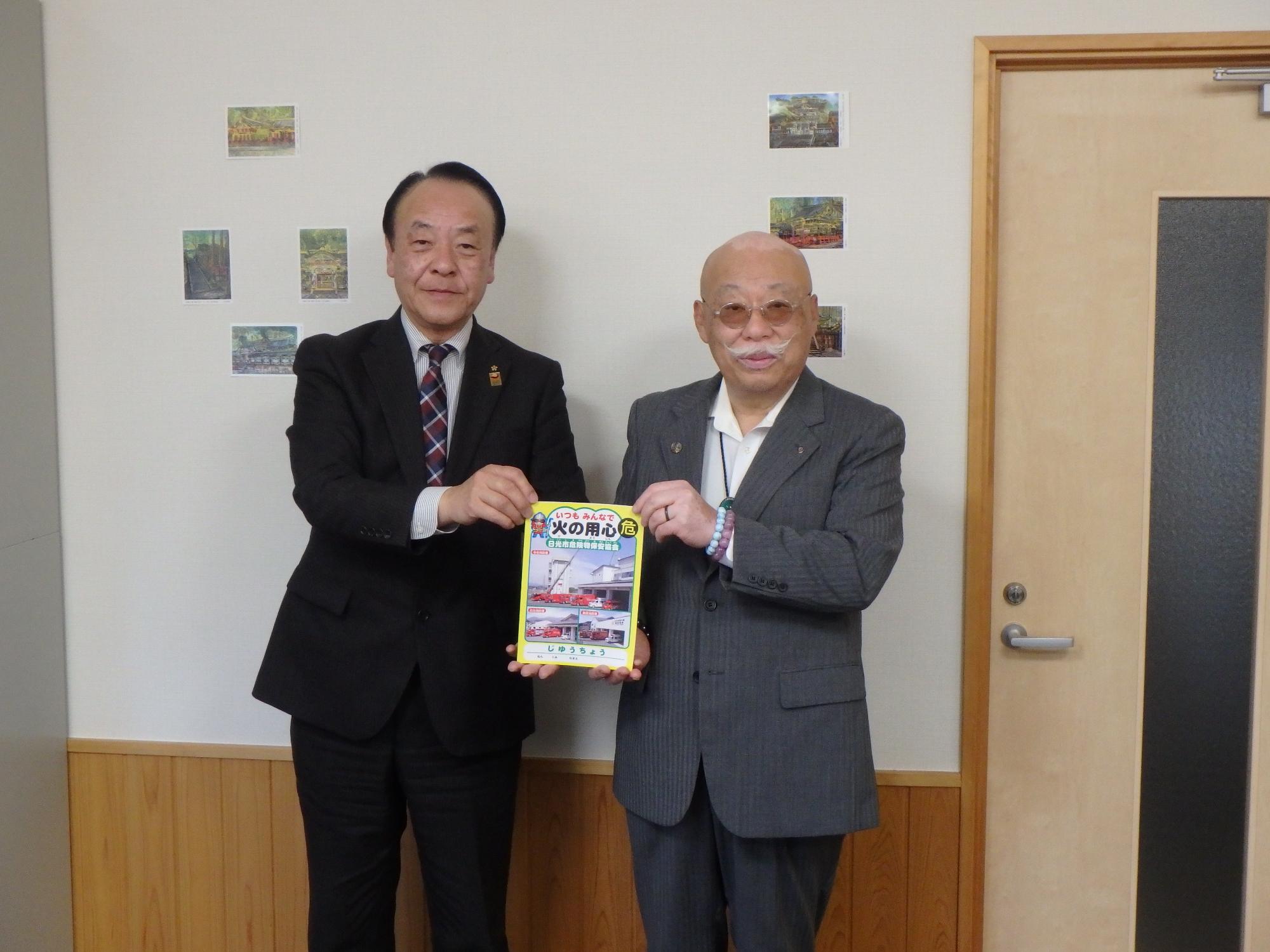 学用品寄贈を寄贈する様子