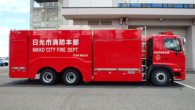 横から見た大型水槽付化学車