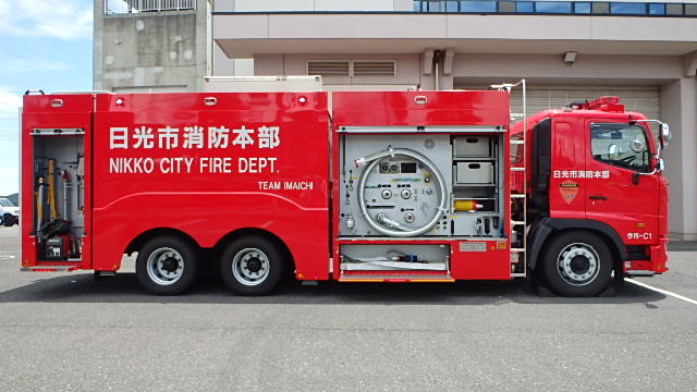 大型水槽付化学車の扉を開けた様子