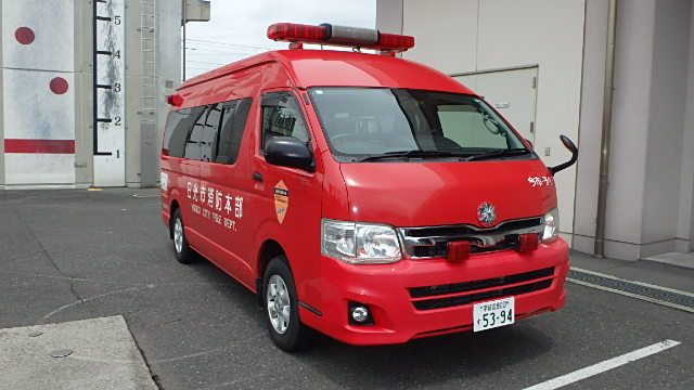 右斜め前から見た火災原因調査車