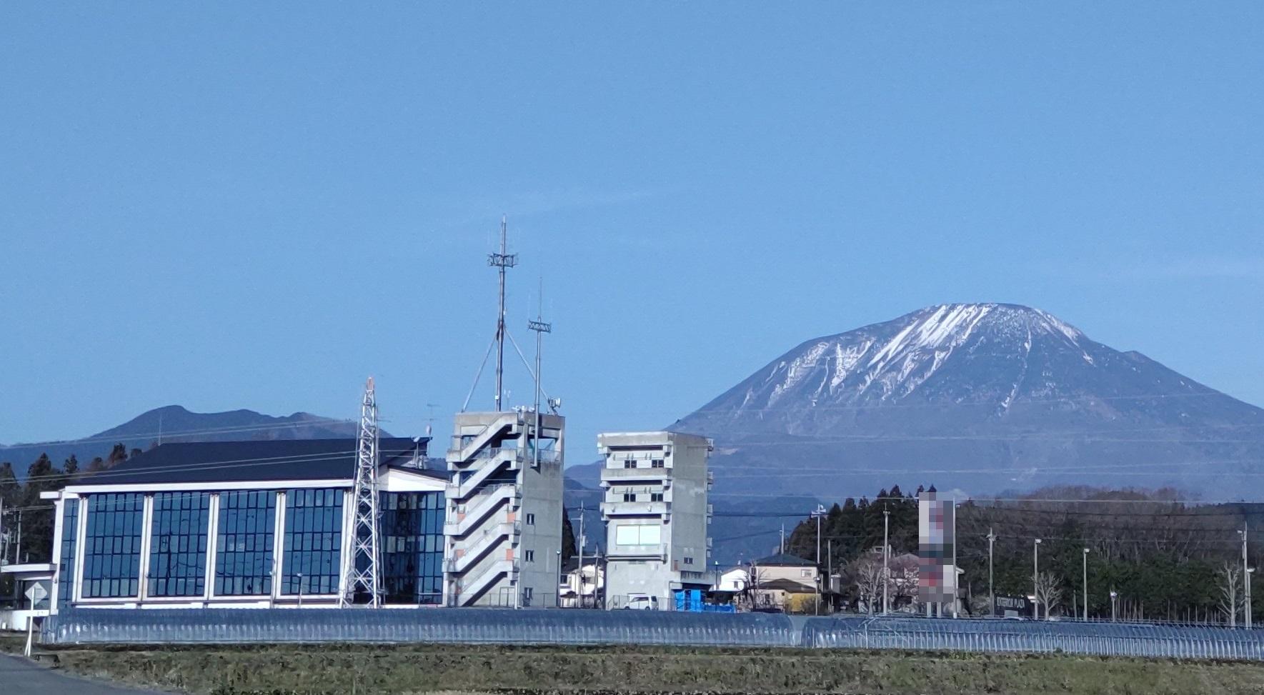 消防庁舎と男体山
