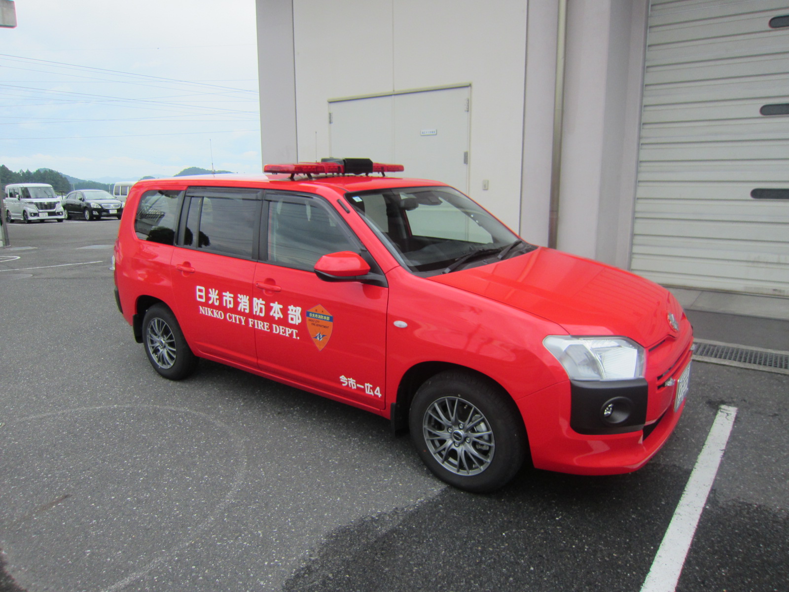 右斜め前から見た広報車