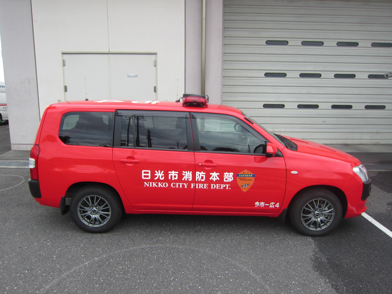 横から見た広報車