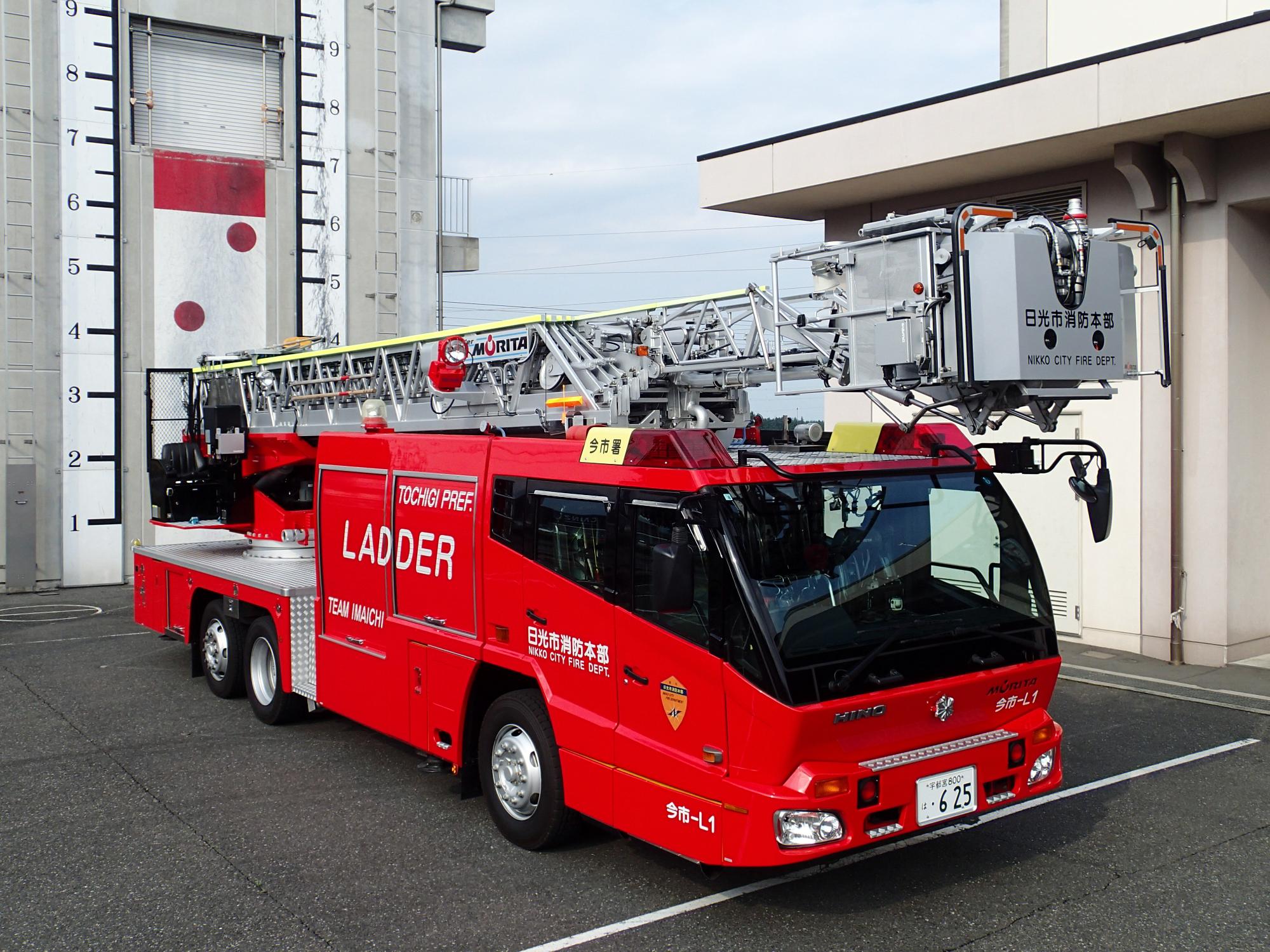 右斜め前から見た梯子車
