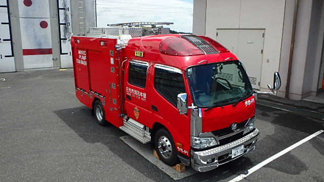 右斜め前から見たポンプ車