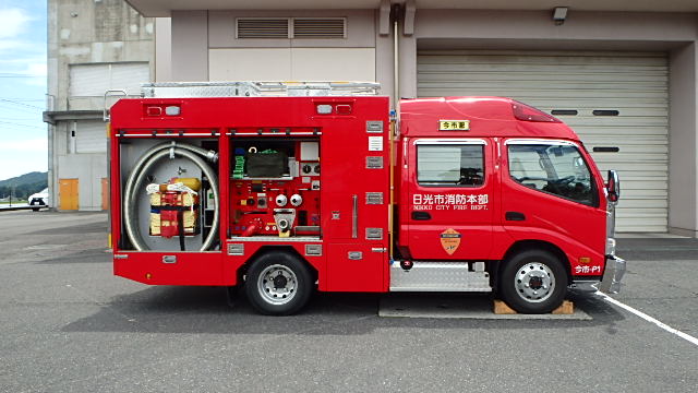 横から見たポンプ車