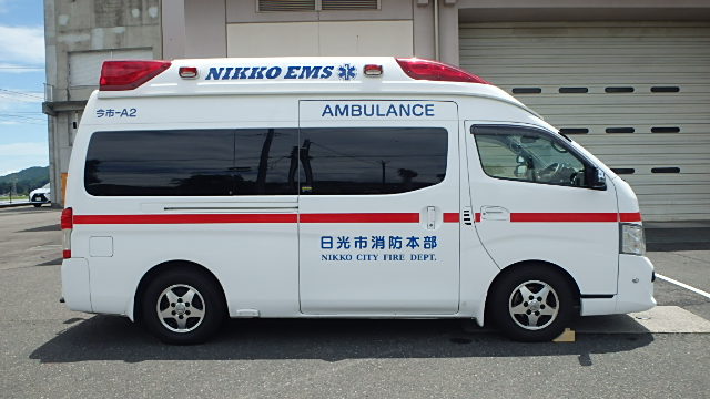 横から見た救急車