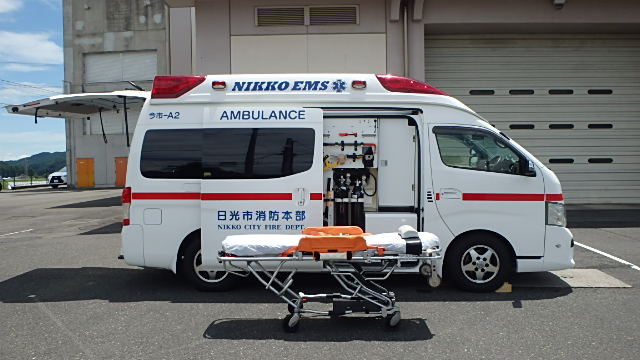 救急車がスライドドアを開けた様子