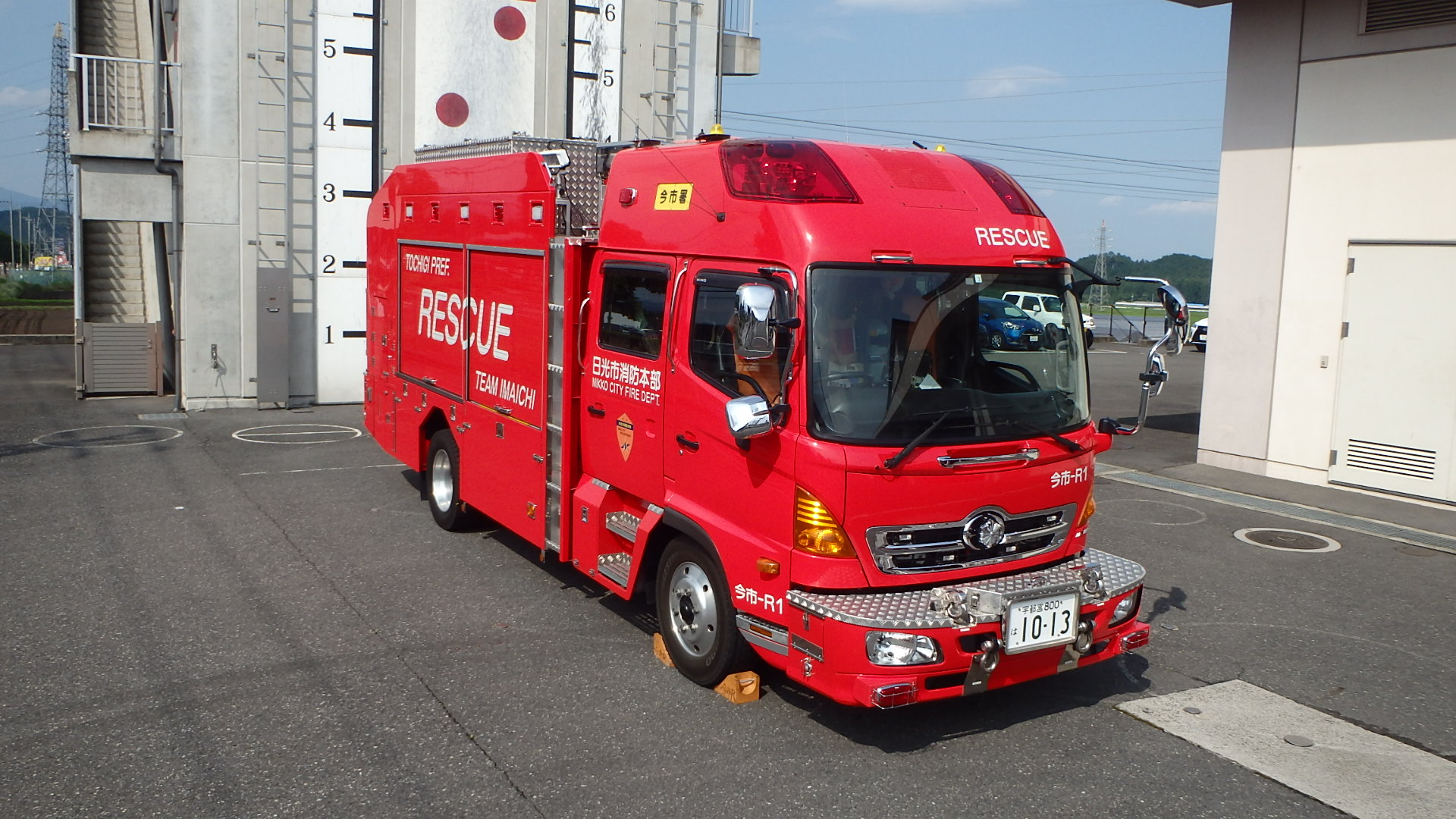 右斜め前から見た救助工作車