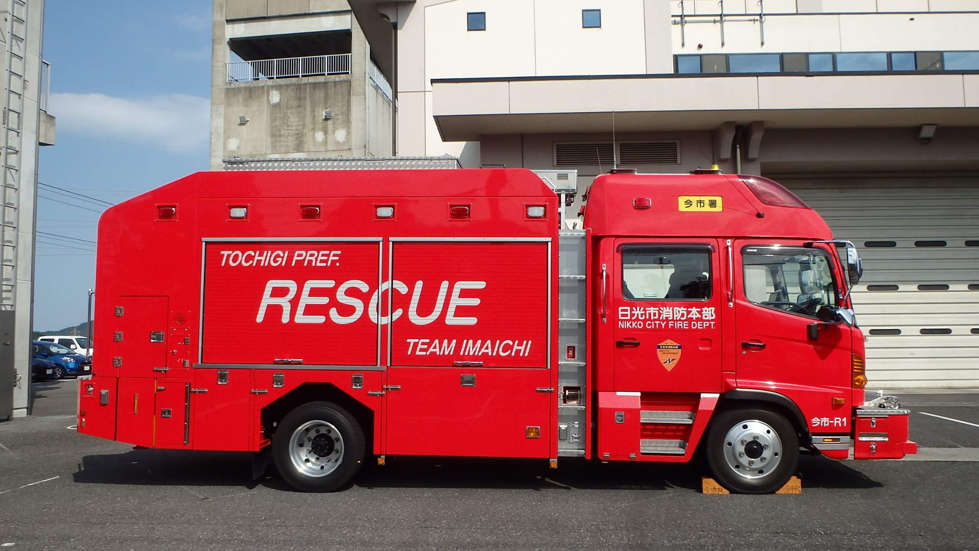横から見た救助工作車