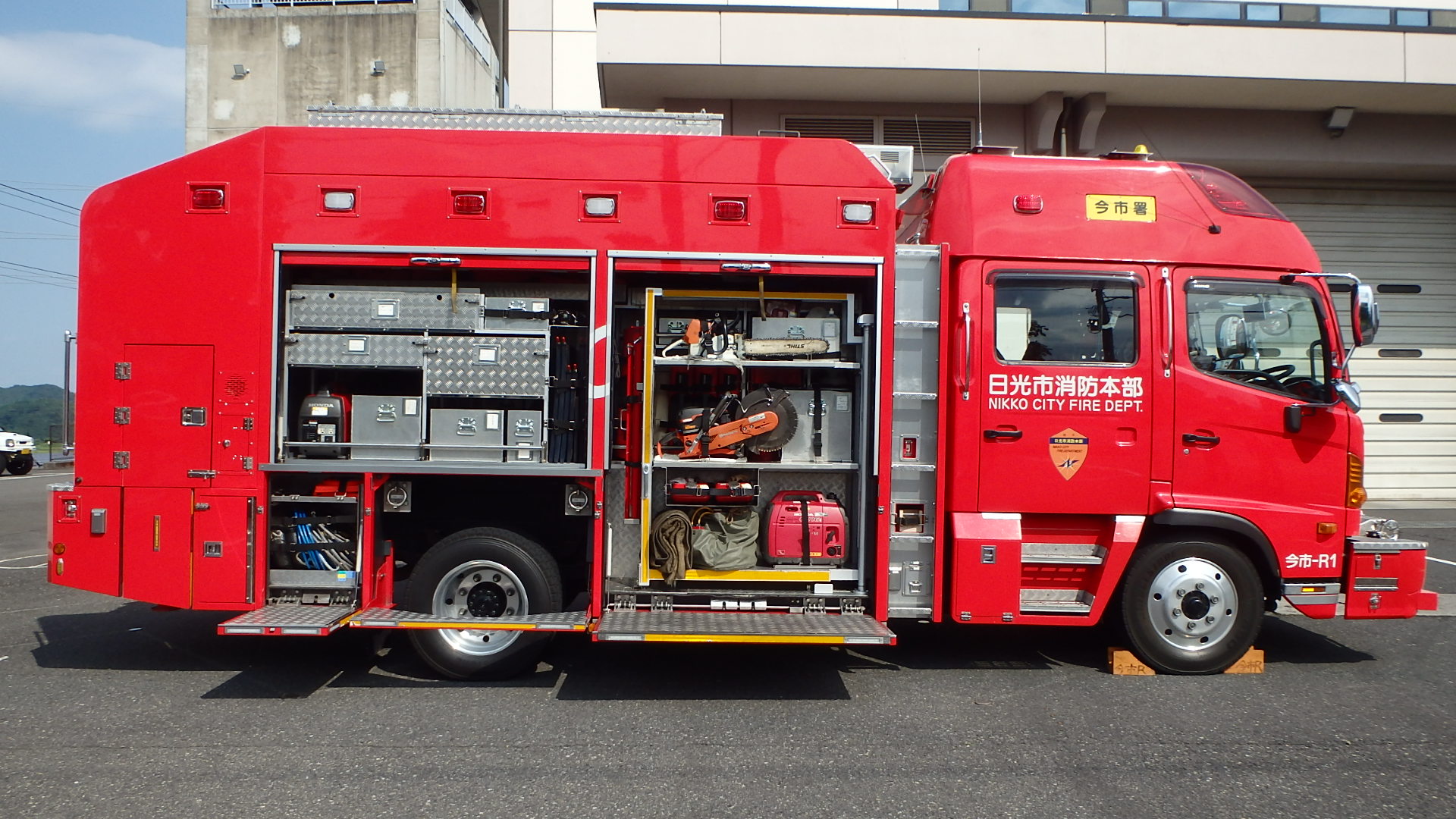 救助工作車の扉を開けた様子