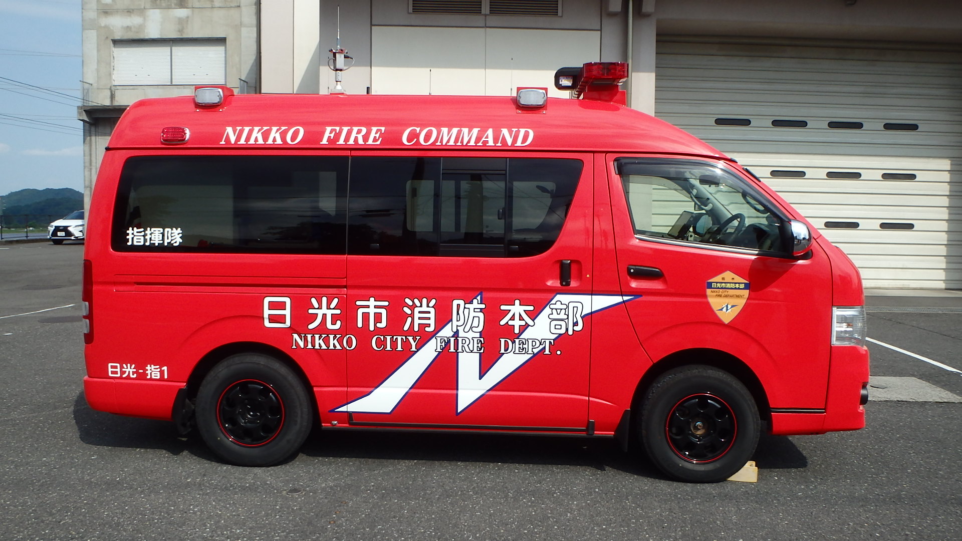 横から見た指揮車