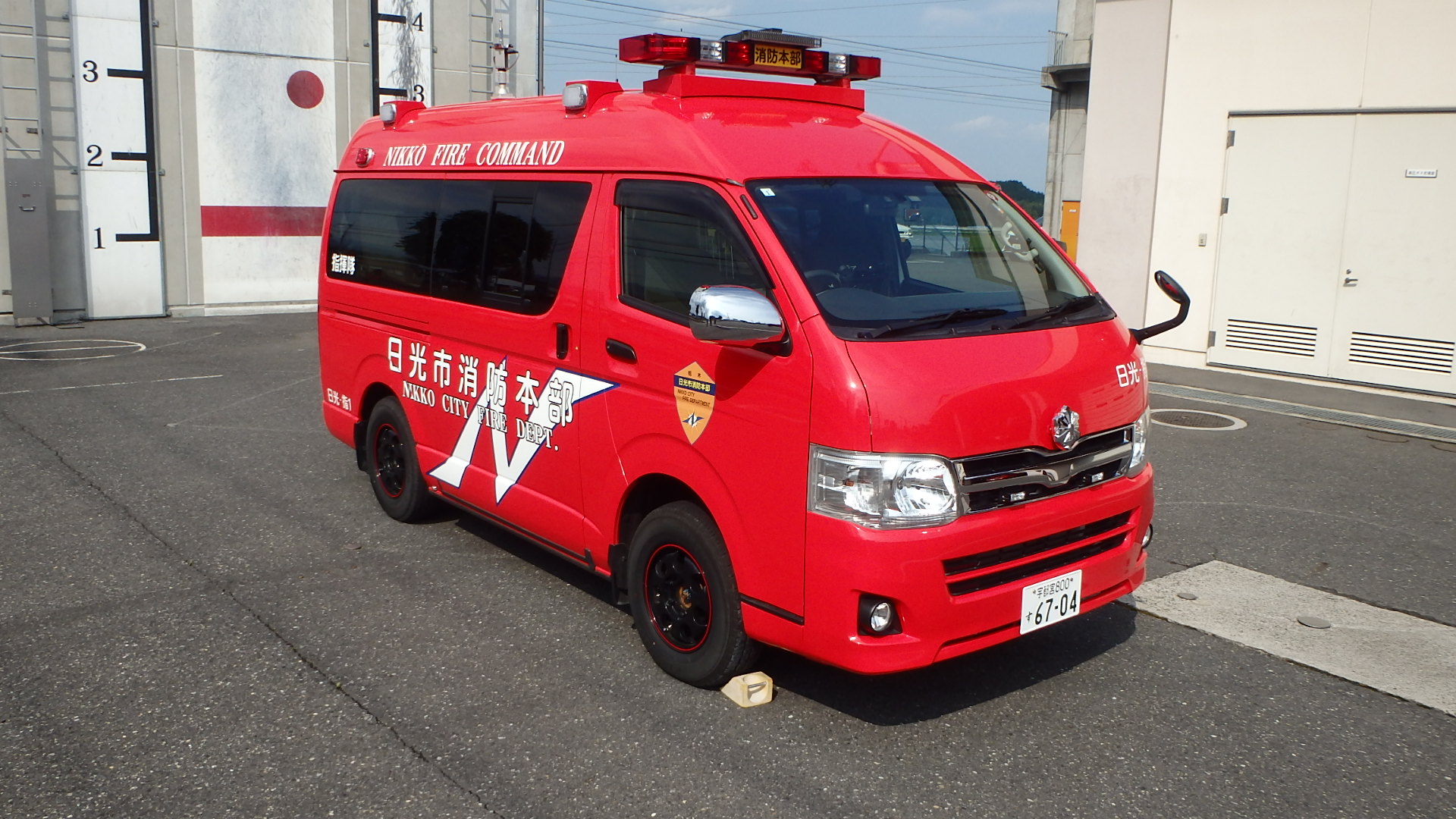 右斜め前から見た指揮車