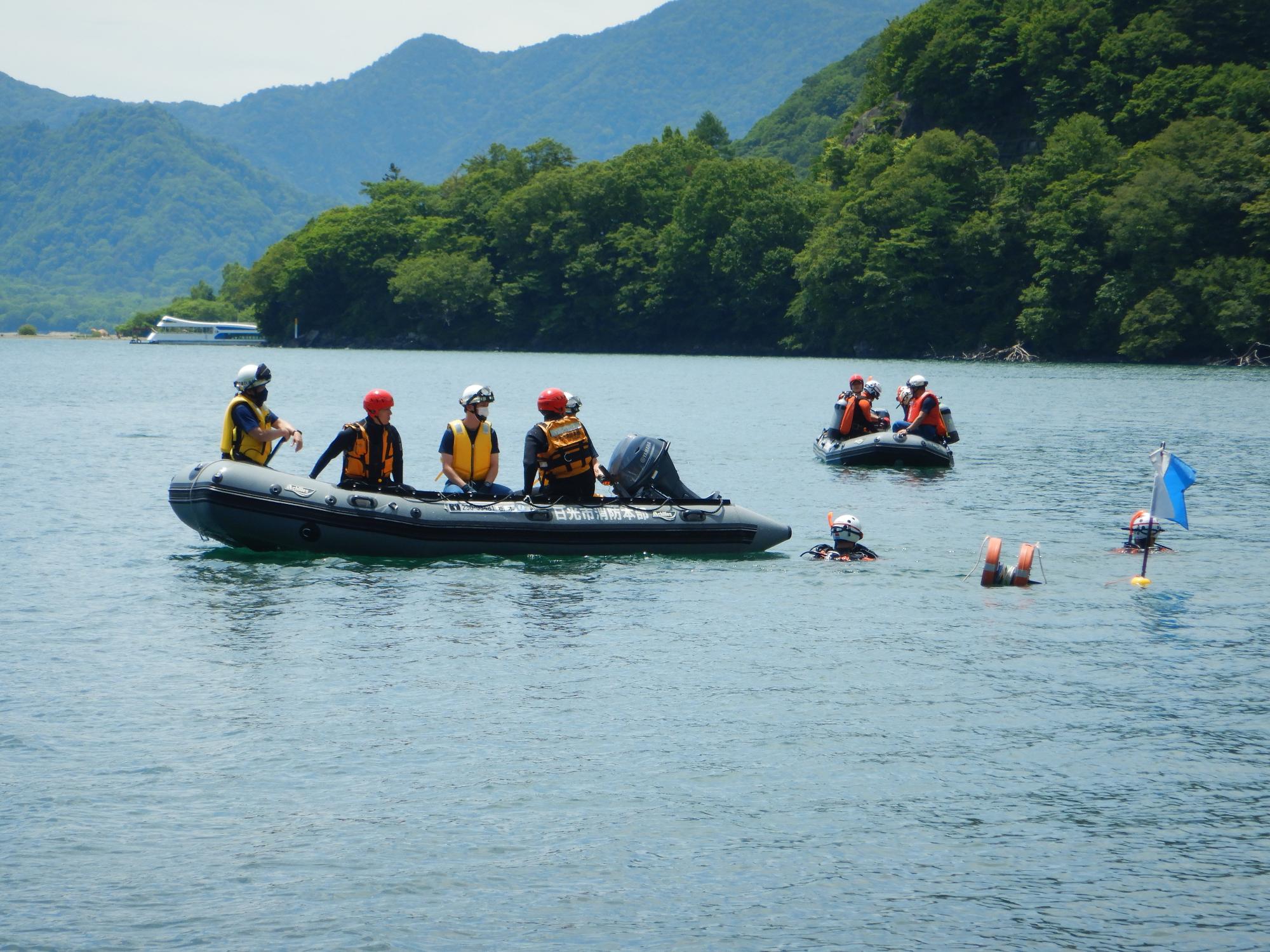 中禅寺湖の訓練のようす