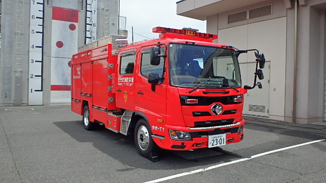 右斜め前から見たタンク車