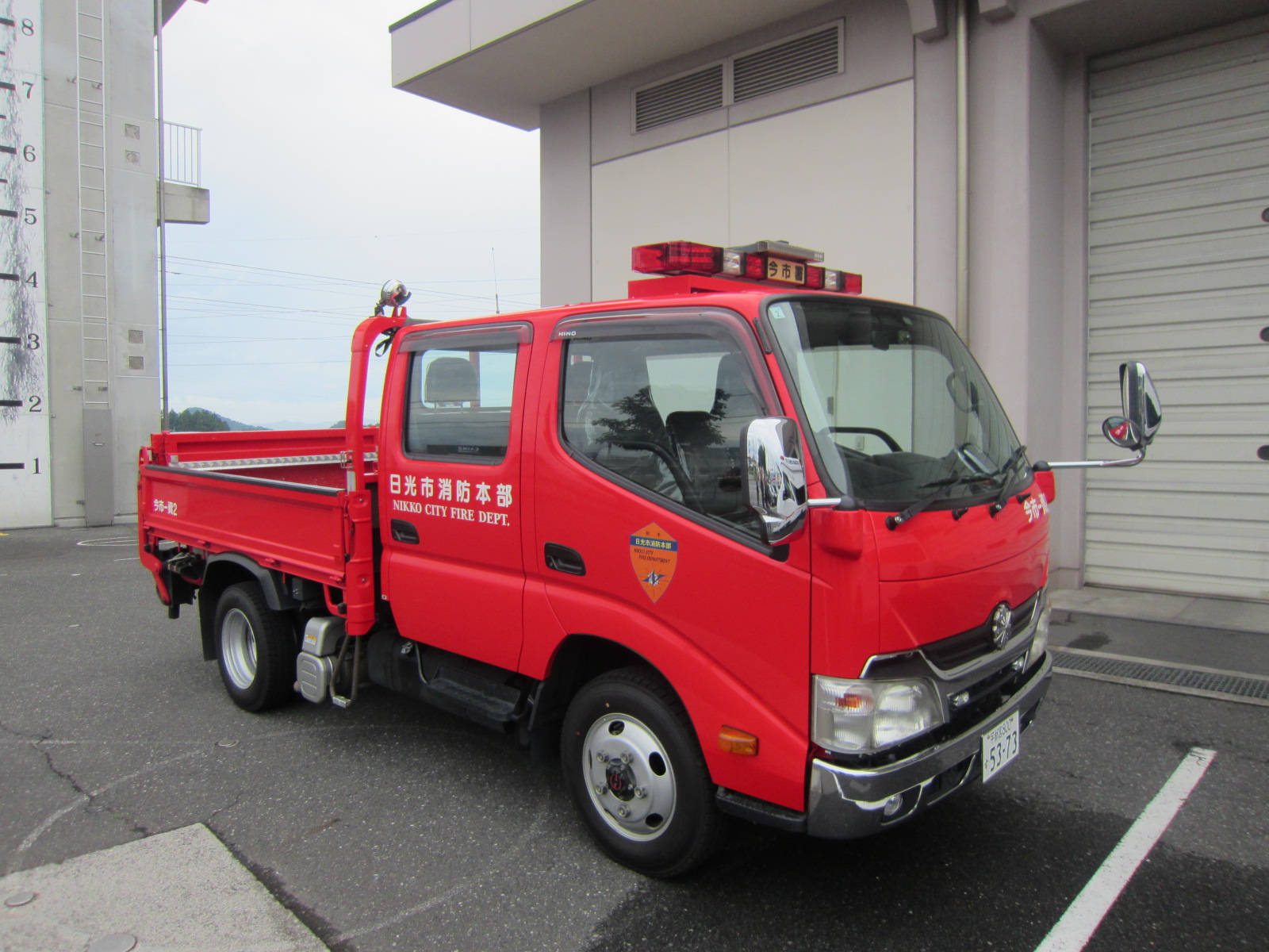 右斜め前から見た資器材搬送車