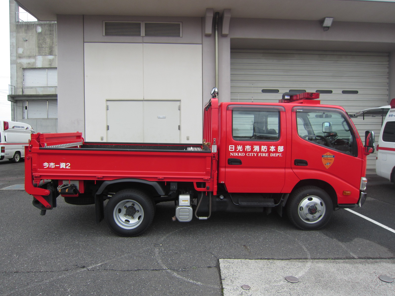 横から見た資器材搬送車